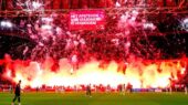 آتش‌بازی جنجالی هواداران آژاکس؛ مسابقه‌ای که نیمه‌کاره ماند!