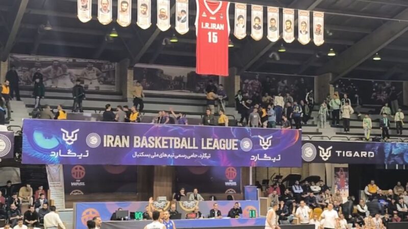 تنش‌های غیرمنتظره در لیگ بسکتبال؛ درگیری هواداران استقلال و طبیعت اسلامشهر در حاشیه مسابقه!