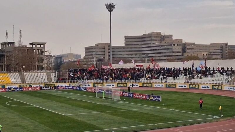 هواداران نساجی چگونه مقابل تیم هوادار برق می‌زنند؟
