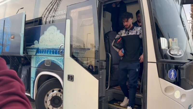 ورود هیجان‌انگیز کاروان چادرملو و استقلال خوزستان به ورزشگاه شهید نصیری یزد!