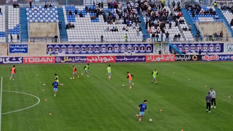 گرم کردن هیجان‌انگیز بازیکنان ملوان و فجرسپاسی پیش از آغاز نبرد حساس!