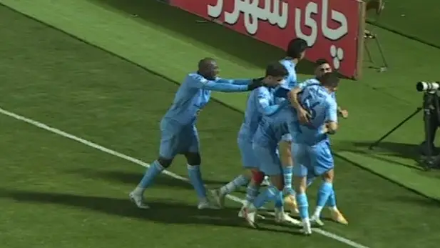 رضا محمودآبادی در دقیقه ۸۵، گل سرنوشت‌ساز چادرملو مقابل استقلال خوزستان را به ثمر رساند!