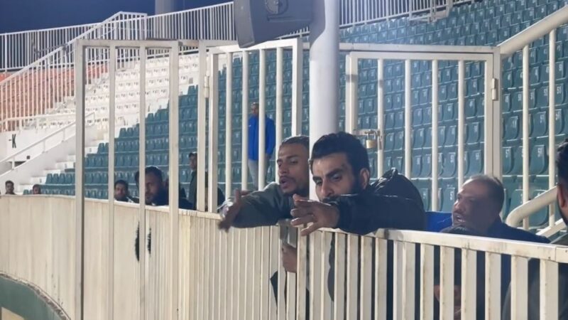 هواداران استقلال خوزستان پس از شکست تلخ مقابل چادرملو، صدای اعتراض خود را بلند کردند!