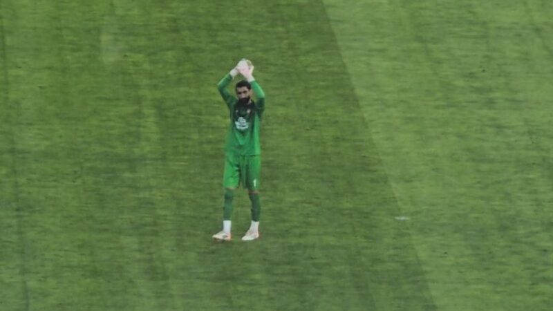 لحظه‌های پرهیجان تشویق علیرضا بیرانوند پیش از دربی حساس تراکتور و پرسپولیس!