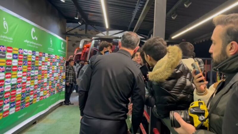 لحظه‌ای ناب! سلفی گرم کریم باقری با هواداران تبریزی پس از حذف پرسپولیس از جام