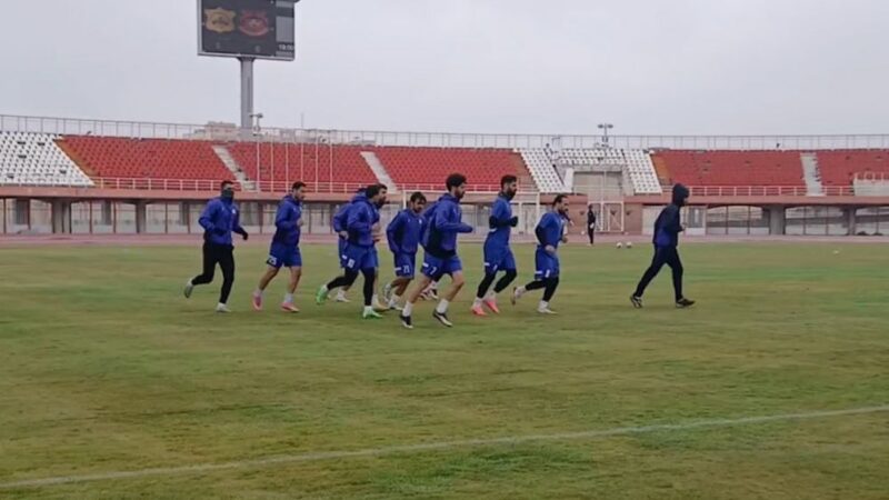 لحظه‌های هیجان‌انگیز ورود بازیکنان مس کرمان و صنعت نفت به ورزشگاه باهنر پیش از نبرد حساس لیگ یک