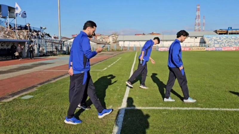 بازیکنان ملوان، مس شهربابک و تیم داوری از چمن ورزشگاه دیدنی بازدید کردند