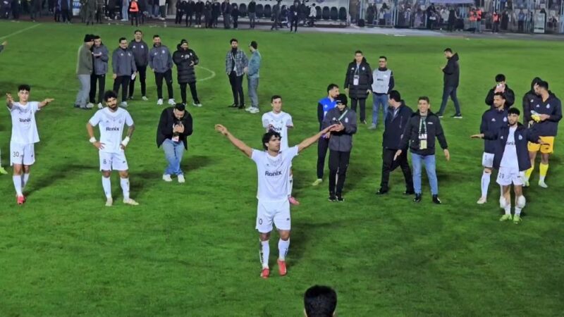 هواداران ملوان چگونه با شور و هیجان مازیار زارع را در پایان بازی تشویق کردند؟