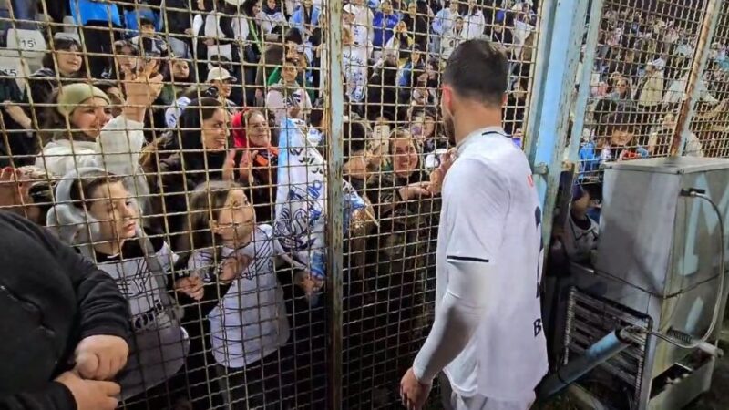 واکنش خاص مهیار زحمتکش پس از اولین حضور مادرش در ورزشگاه!