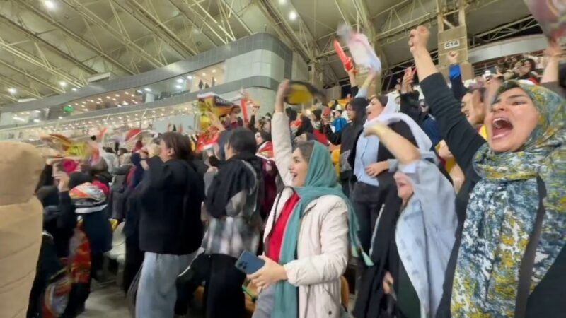 واکنش پرشور بانوان فولادی بعد از گل‌های نفس‌گیر تیم‌شان در پایان بازی!