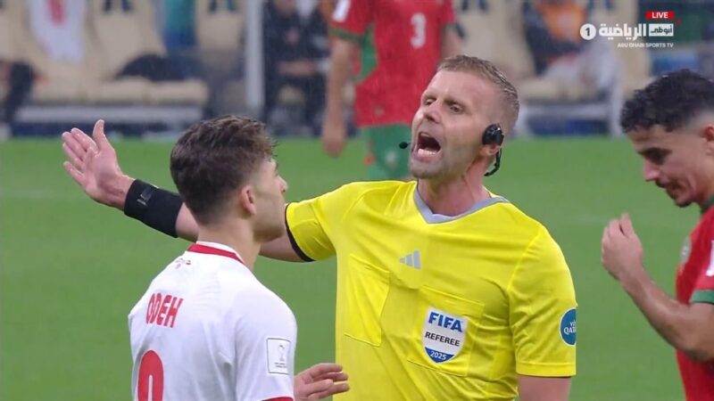 شگفتی در زمین فوتبال؛ داور سوئدی ناگهان به زبان عربی با بازیکنان گفتگو کرد!