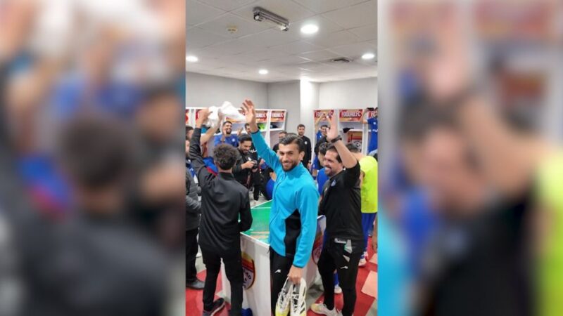 جشن پرشور استقلال خوزستان پس از پیروزی تاریخی مقابل ذوب آهن؛ امیر خلیفه اصل در مرکز توجه!