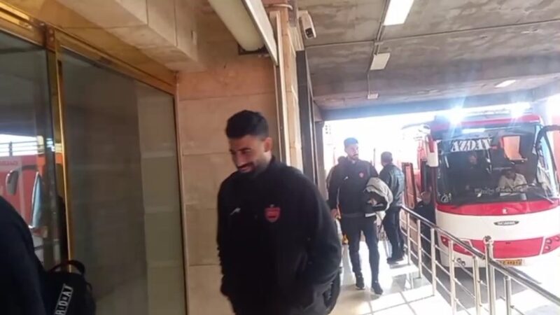 ورود پرهیجان بازیکنان مس رفسنجان و پرسپولیس به ورزشگاه و بازدید ویژه از چمن بازی!