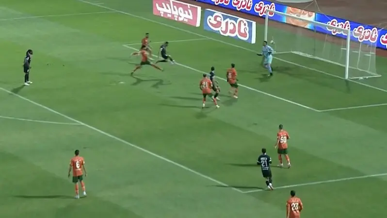 میلاد محمدی با ضربه‌ای تماشایی سایه توپ را مهار کرد!