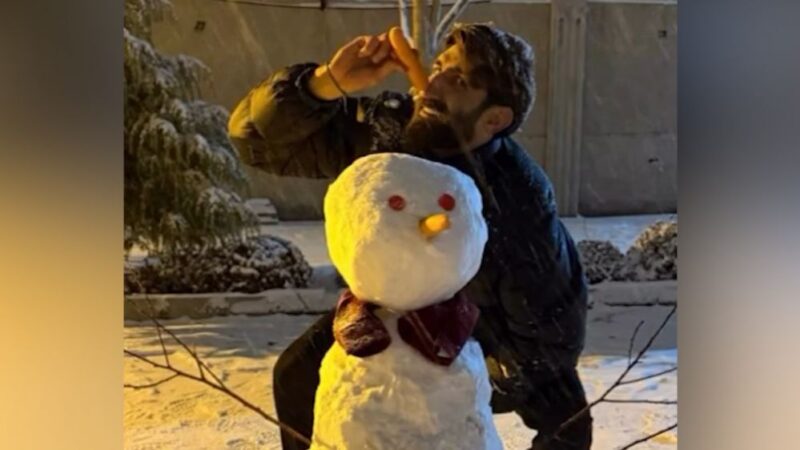 آدم برفی ساختن بیرانوند و بازیکنان تراکتور در برف تبریز