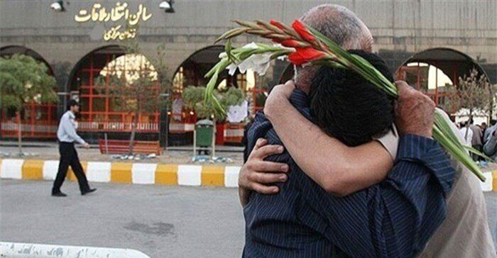 یادی کنیم از اقدام زیبا و حال خوب کن محسن چاوشی دم عیدی برای زندانیان که اشک مردم را سرازیر کرد/ حقا که سر پا باید تشویقش کرد