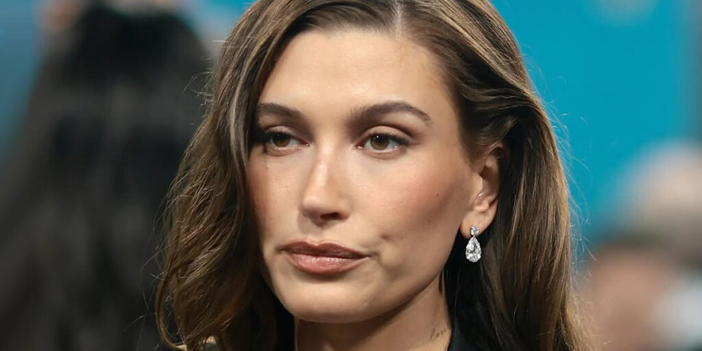 راز جذابیت هیلی بیبر در کت‌های چرم؛ چرا ملکه استایل خیابانی شده؟