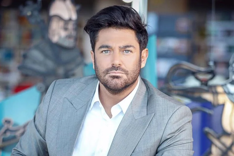 رضا گلزار کریسمس را در دبی جشن گرفت؛ آیا عکسش با هوش مصنوعی ساخته شده؟