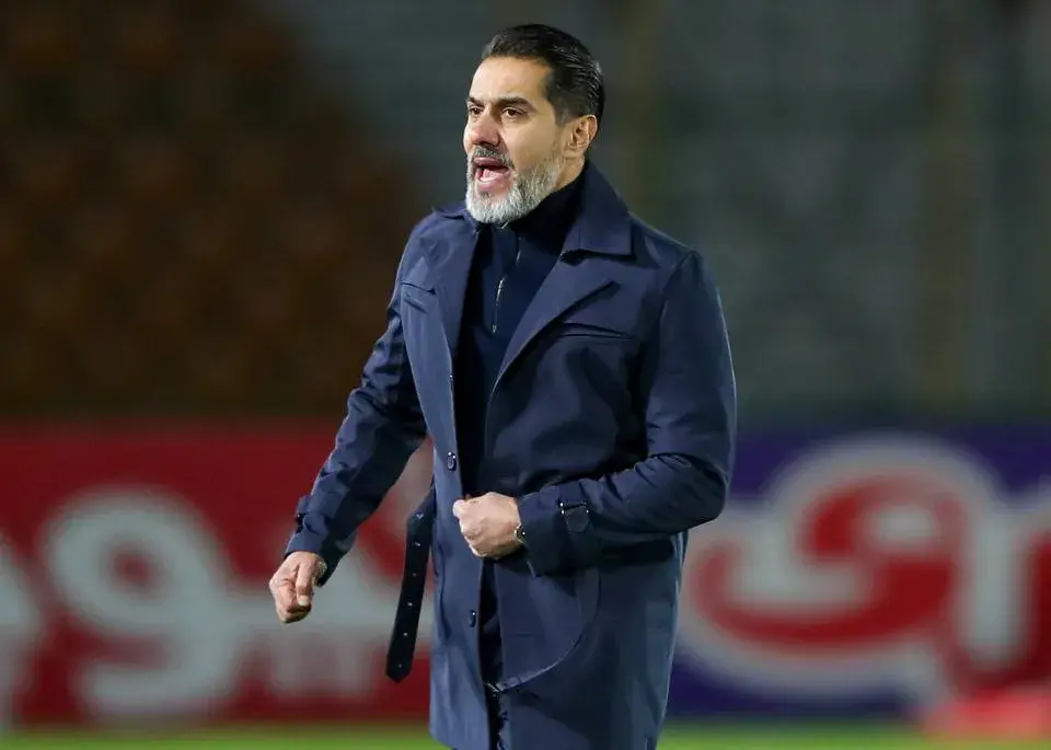 واکنش جنجالی افشین پیروانی به شعارهای تند هواداران تراکتور در ورزشگاه یادگار امام - وب‌گردی