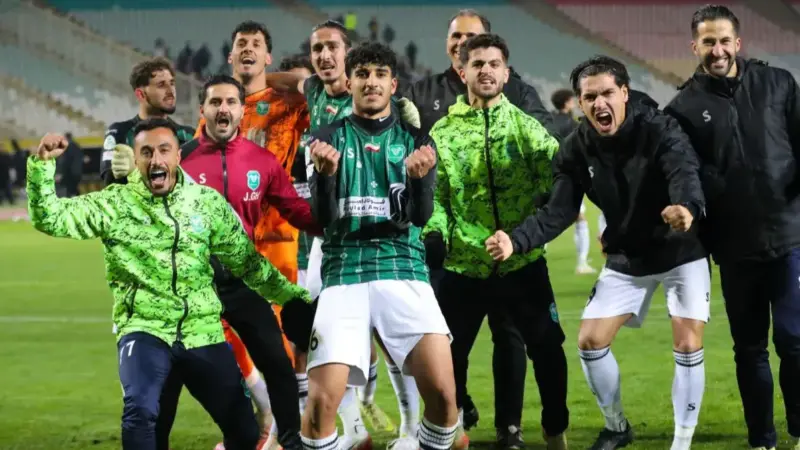 هواداران خیبر خرم‌آباد فرودگاه را به صحنه جشن پیروزی تبدیل کردند!