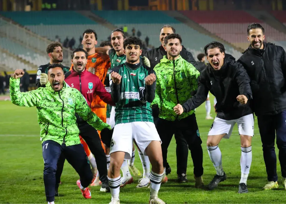 هواداران خیبر خرم‌آباد فرودگاه را به صحنه جشن پیروزی تبدیل کردند!