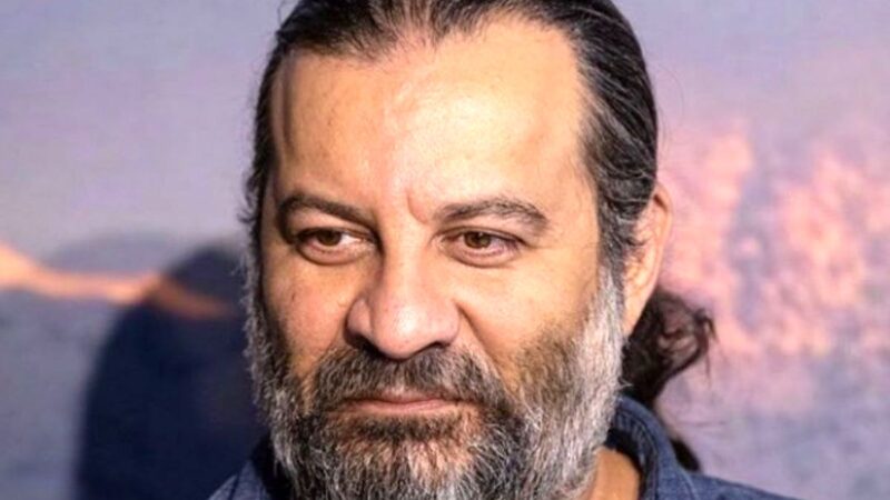 مهراب قاسمخانی با چیدمان شگفت‌انگیز کتابخانه‌اش همه را متحیر کرد!