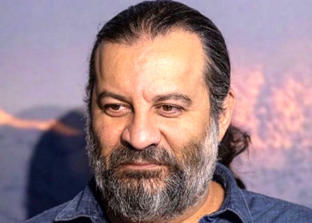 مهراب قاسمخانی با چیدمان شگفت‌انگیز کتابخانه‌اش همه را متحیر کرد!