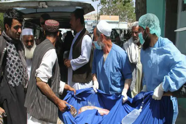 واژگونی مرگبار مینی‌بوس در غرب افغانستان؛ زنان و کودکان در میان زخمی‌ها!