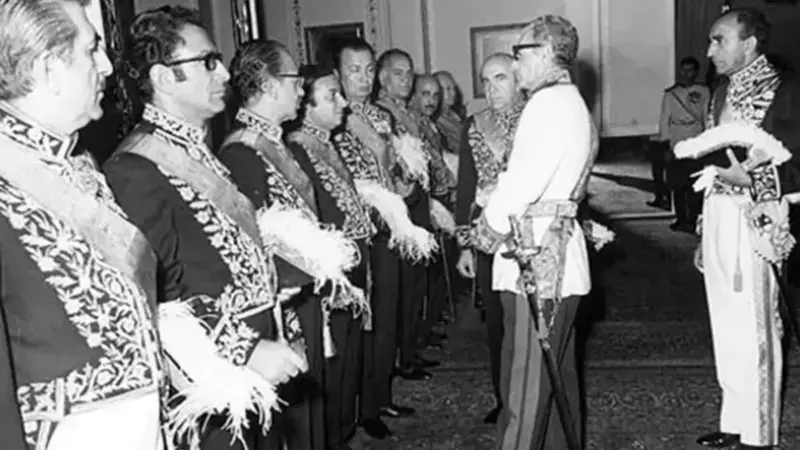 وزیر خارجه آن قسمت اظهار اطلاع مخبر نیوزویک را که گفته بود ما با اسرائیل و آمریکا تبادل اطلاعات و افسر و سرباز داریم تکذیب کرد