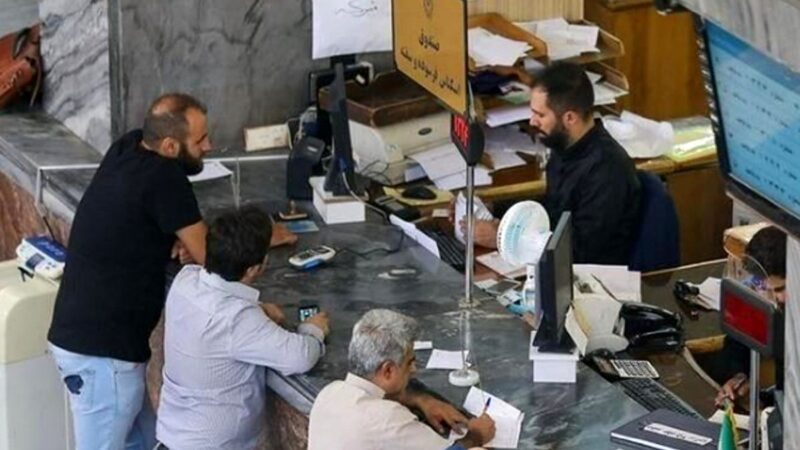 ساعت کاری ادارات و بانک‌ها تغییر کرد؛ تصمیمی اضطراری برای مدیریت انرژی در سال ۱۴۰۴