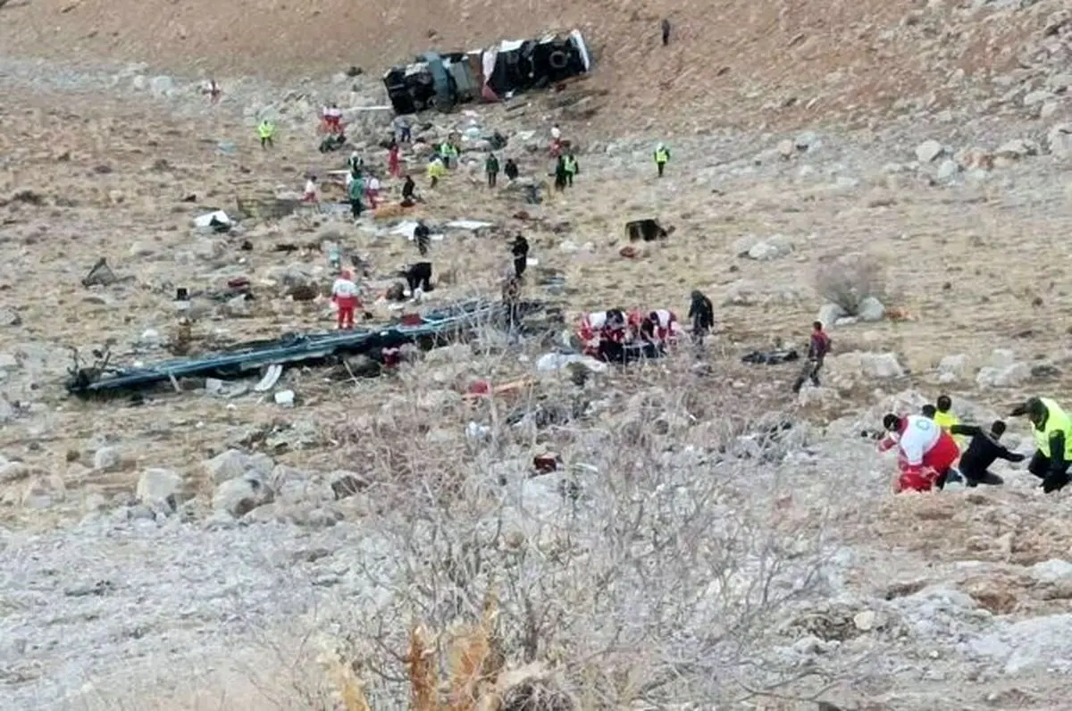 راننده اتوبوس واژگون شده تهران-یاسوج پس از ساعت‌ها گم‌شدن زنده پیدا شد!