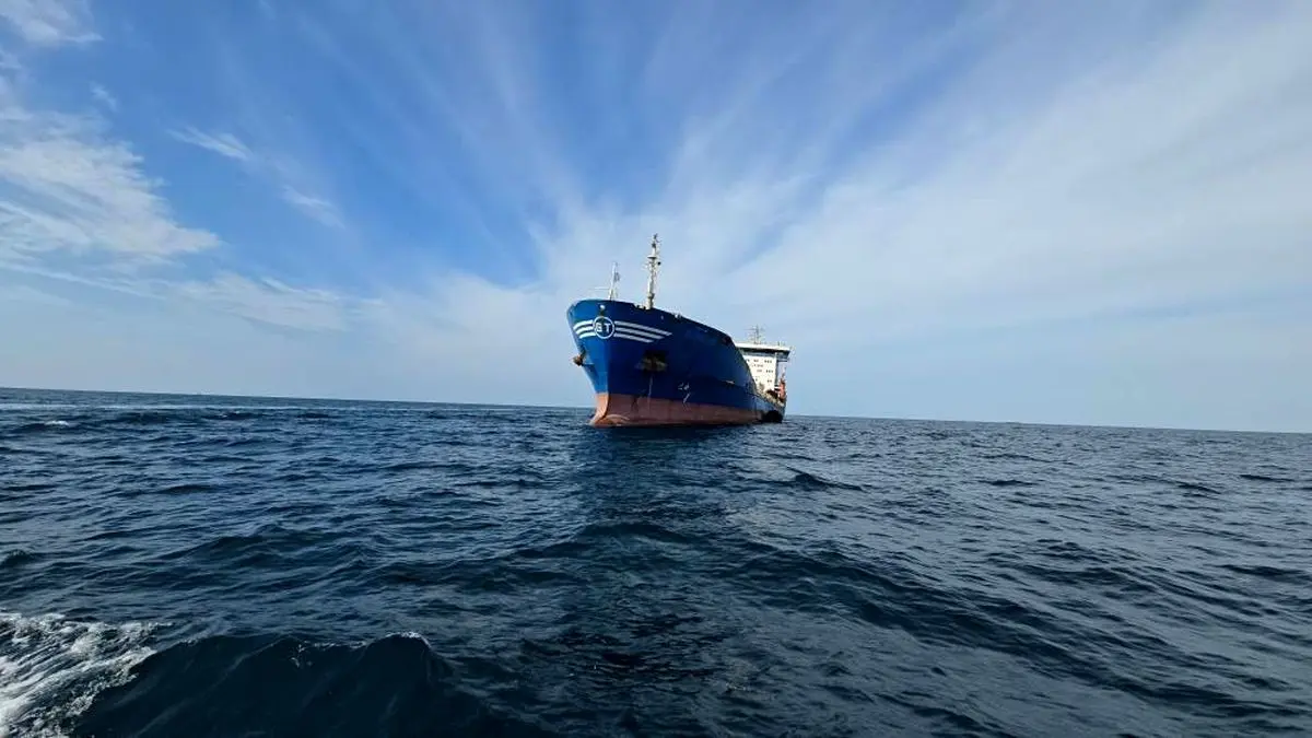 توقیف یک نفتکش ۶ میلیون لیتری قاچاق در سواحل دریای عمان؛ ۱۸ خدمه خارجی در کشتی بدون مدارک دریانوردی