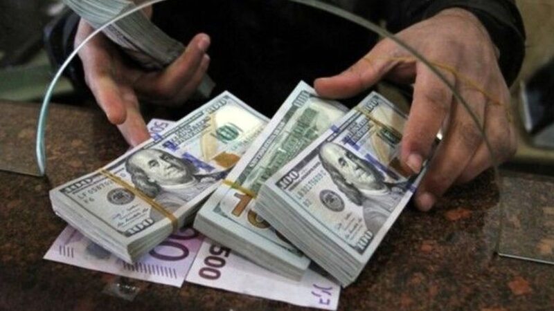دلار از مرز ۱۳۰ هزار تومان عبور کرد؛ زندگی مردم زیر سایه افزایش بی‌سابقه قیمت‌ها!