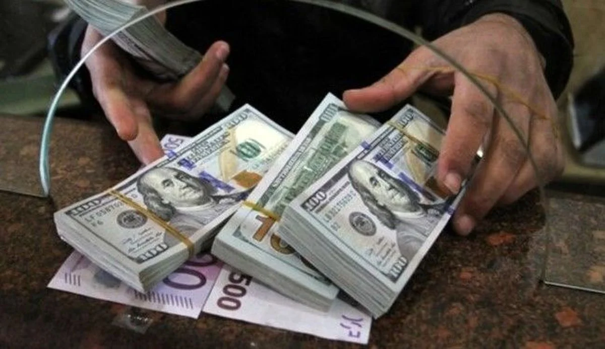 دلار از مرز ۱۳۰ هزار تومان عبور کرد؛ زندگی مردم زیر سایه افزایش بی‌سابقه قیمت‌ها!