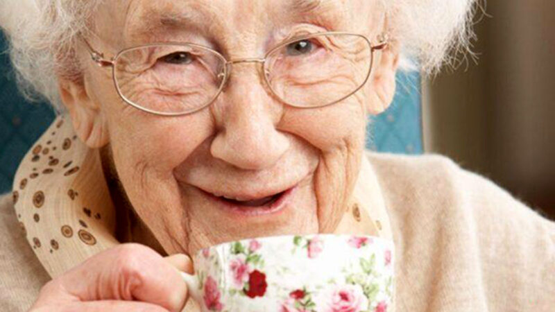 هشدار جدی به زنان مسن: این نوشیدنی رایج استخوان‌ها را شکننده می‌کند!