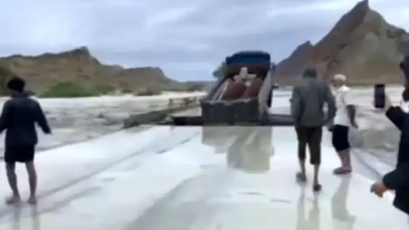 فروریختن یک پل در هرمزگان هنگام عبور کامیون از روی آن به هنگام تلاطم/ ویدئو