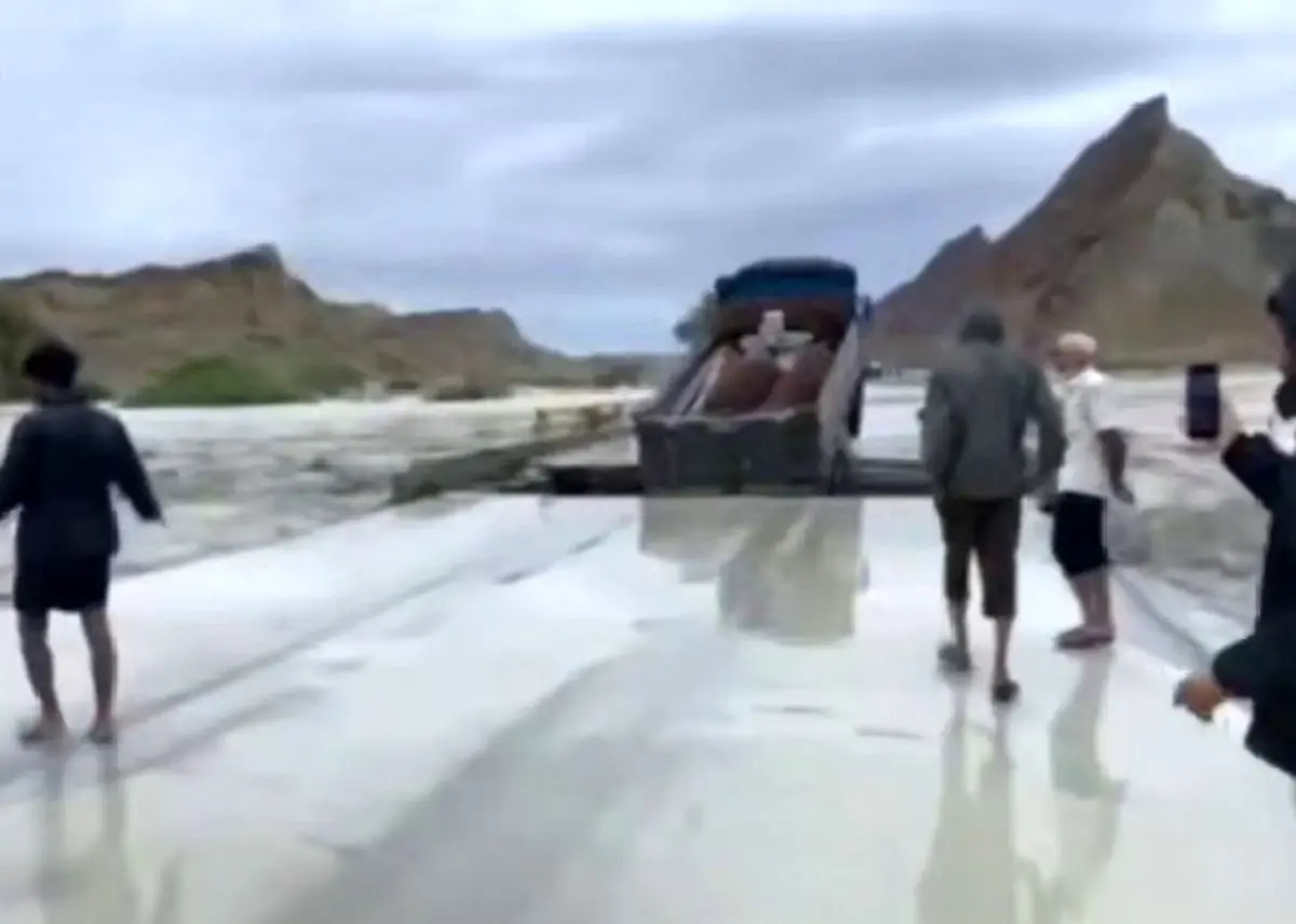 فروریختن یک پل در هرمزگان هنگام عبور کامیون از روی آن به هنگام تلاطم/ ویدئو