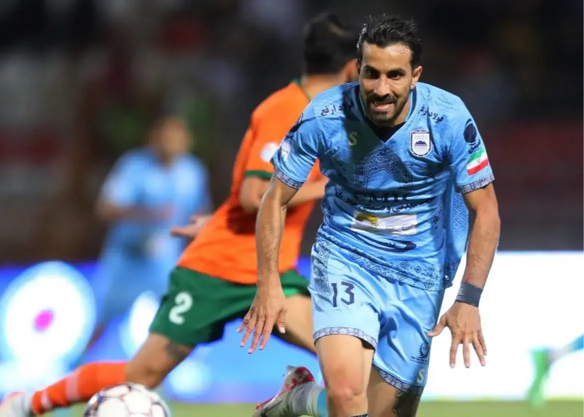 ورود برق‌آسا و گل با پای چپ؛ رضا محمودآبادی چگونه تیمش را به قله سوم رساند؟