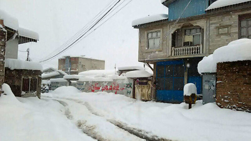 وقتی برف تا کمر می‌رسد اما لبخندها گرم‌تر از همیشه در سوادکوه می‌درخشد!
