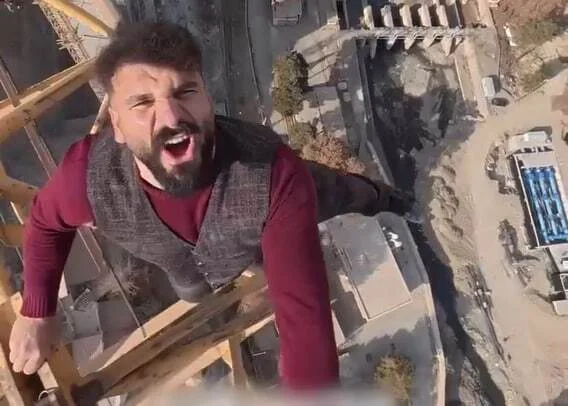 ببینید | جراحت شدید میلاد کرمی بعد از سقوط از کوه؛ وضعت چونه؟