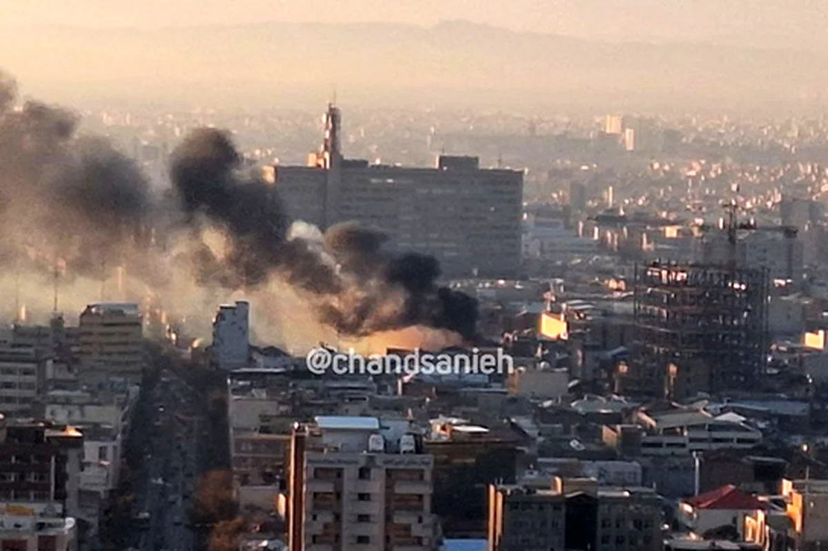 آتش‌سوزی مهیب در قدیمی‌ترین سینمای متروکه تهران؛ نیروهای آتش‌نشانی در حال نبرد با شعله‌ها