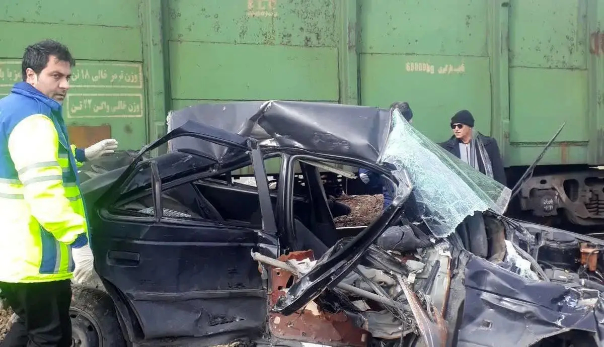 تصادف هولناک قطار با پژو در ایستگاه شازند؛ یک جوان ۲۴ ساله مصدوم شد