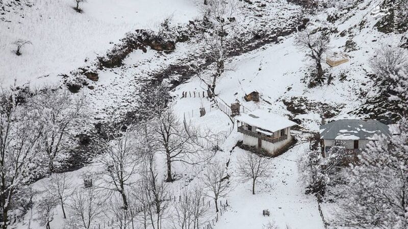 خانه‌ای در گیلان که با برف زمستانی، رویایی‌ترین منظره ایران را ساخت!