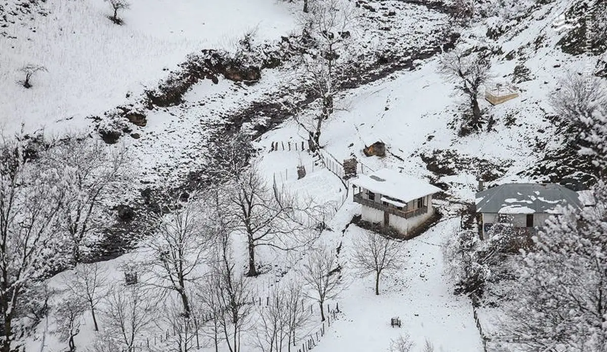 خانه‌ای در گیلان که با برف زمستانی، رویایی‌ترین منظره ایران را ساخت!