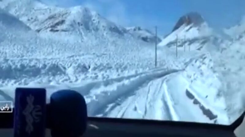 برف سنگین یک‌متری در ارتفاعات کرمان؛ امدادگران در خط اول نبرد با سرما!