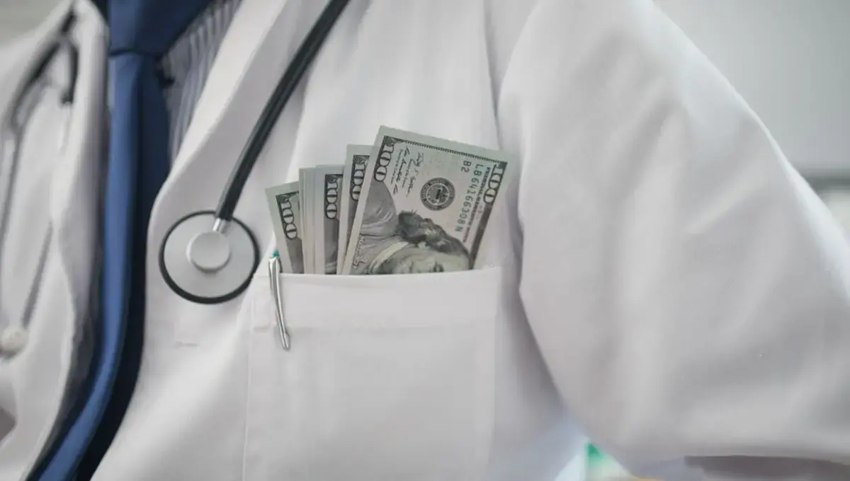 چرا مدیران وزارت بهداشت صبح‌ها مدیر و عصرها پزشک می‌شوند؟ ممنوعیتی که در جهان امروز جدی گرفته می‌شود!