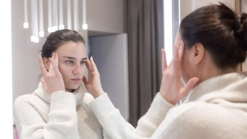 اختلالی که آینه را دشمن می‌کند؛ آیا شما هم گرفتار بدریخت‌انگاری بدن هستید؟