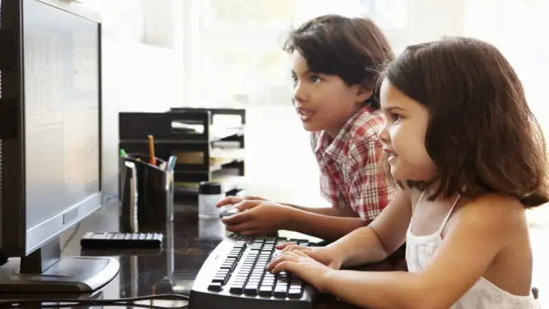 کودکان در فضای مجازی: فرصت طلایی یا چالش بزرگ والدین؟