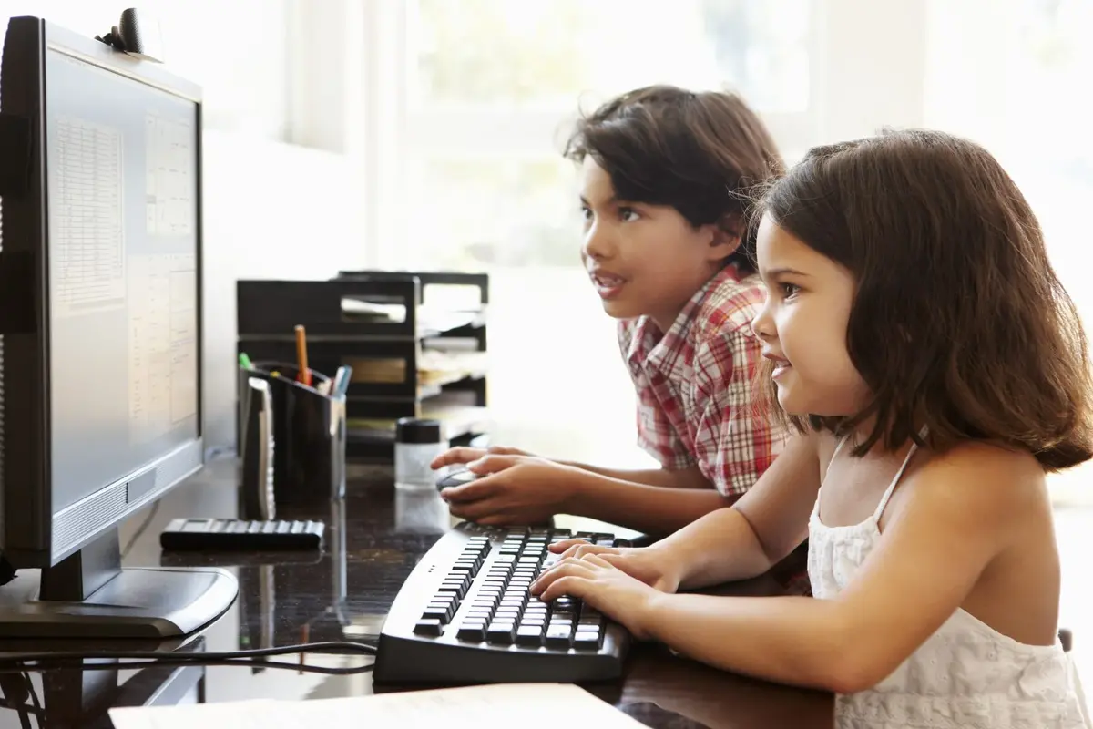 کودکان در فضای مجازی: فرصت طلایی یا چالش بزرگ والدین؟