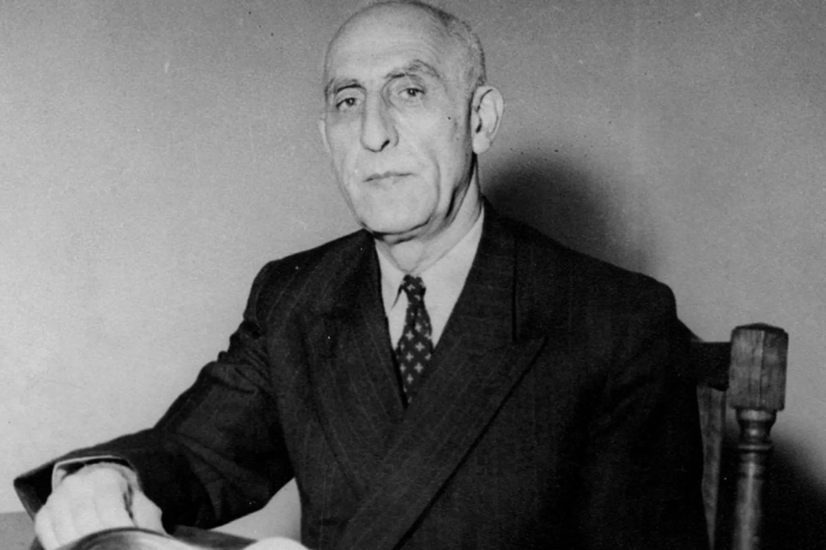 نگاهی نادر به دکتر مصدق و همسرش در سال کودتا؛ تصویری که تاریخ را روایت می‌کند